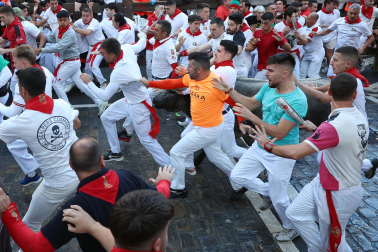 Fotos del sexto encierro de San Fermín con toros de Escolar. |