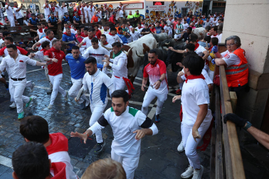 Fotos del sexto encierro de San Fermín con toros de Escolar. |