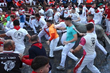 Fotos del sexto encierro de San Fermín con toros de Escolar. |