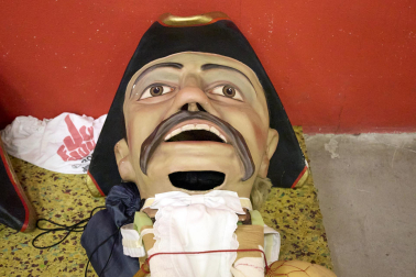 Fotos de la salida de la Comparsa de Gigantes y Cabezudos este 13 de julio de San Fermín 2025 /