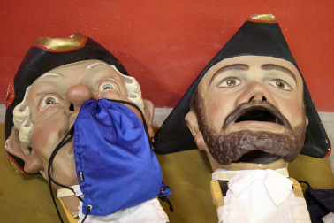 Fotos de la salida de la Comparsa de Gigantes y Cabezudos este 13 de julio de San Fermín 2025 /