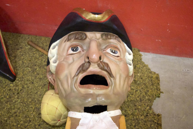 Fotos de la salida de la Comparsa de Gigantes y Cabezudos este 13 de julio de San Fermín 2025 /