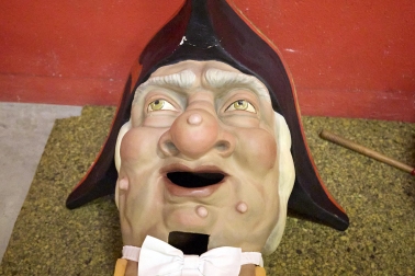 Fotos de la salida de la Comparsa de Gigantes y Cabezudos este 13 de julio de San Fermín 2025 /