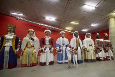Fotos de la salida de la Comparsa de Gigantes y Cabezudos este 13 de julio de San Fermín 2025 /