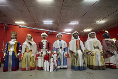 Fotos de la salida de la Comparsa de Gigantes y Cabezudos este 13 de julio de San Fermín 2025 /