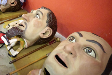 Fotos de la salida de la Comparsa de Gigantes y Cabezudos este 13 de julio de San Fermín 2025 /