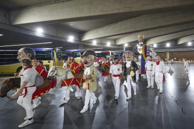 Fotos de la salida de la Comparsa de Gigantes y Cabezudos este 13 de julio de San Fermín 2025 /