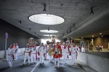 Fotos de la salida de la Comparsa de Gigantes y Cabezudos este 13 de julio de San Fermín 2025 /