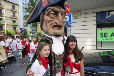 Fotos de la salida de la Comparsa de Gigantes y Cabezudos este 13 de julio de San Fermín 2025 /
