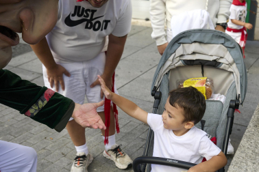 Fotos de la salida de la Comparsa de Gigantes y Cabezudos este 13 de julio de San Fermín 2025 /