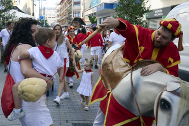 Fotos de la salida de la Comparsa de Gigantes y Cabezudos este 13 de julio de San Fermín 2025 /