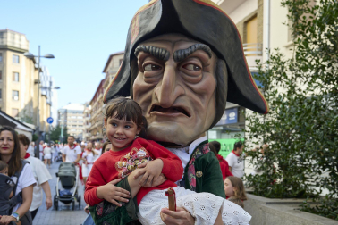 Fotos de la salida de la Comparsa de Gigantes y Cabezudos este 13 de julio de San Fermín 2025 /