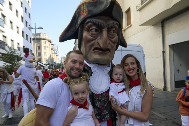 Fotos de la salida de la Comparsa de Gigantes y Cabezudos este 13 de julio de San Fermín 2025 /