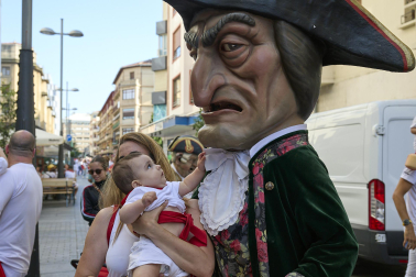 Fotos de la salida de la Comparsa de Gigantes y Cabezudos este 13 de julio de San Fermín 2025 /