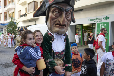 Fotos de la salida de la Comparsa de Gigantes y Cabezudos este 13 de julio de San Fermín 2025 /