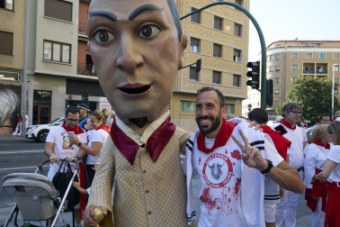 Fotos de la salida de la Comparsa de Gigantes y Cabezudos este 13 de julio de San Fermín 2025 /