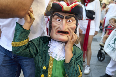 Fotos de la salida de la Comparsa de Gigantes y Cabezudos este 13 de julio de San Fermín 2025 /