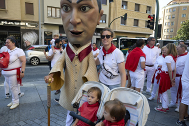 Fotos de la salida de la Comparsa de Gigantes y Cabezudos este 13 de julio de San Fermín 2025 /