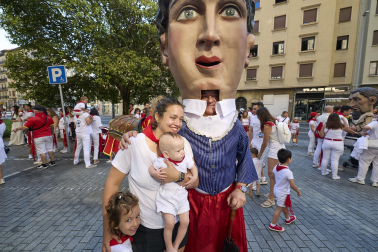 Fotos de la salida de la Comparsa de Gigantes y Cabezudos este 13 de julio de San Fermín 2025 /