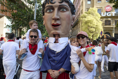 Fotos de la salida de la Comparsa de Gigantes y Cabezudos este 13 de julio de San Fermín 2025 /