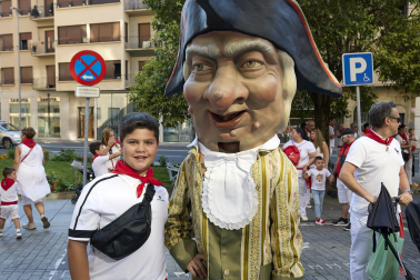 Fotos de la salida de la Comparsa de Gigantes y Cabezudos este 13 de julio de San Fermín 2025 /