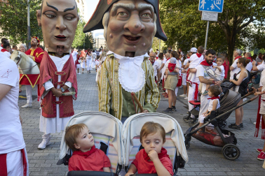 Fotos de la salida de la Comparsa de Gigantes y Cabezudos este 13 de julio de San Fermín 2025 /