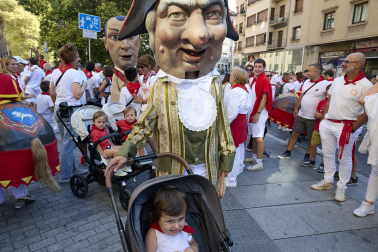Fotos de la salida de la Comparsa de Gigantes y Cabezudos este 13 de julio de San Fermín 2025 /