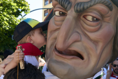 Fotos de la salida de la Comparsa de Gigantes y Cabezudos este 13 de julio de San Fermín 2025 /