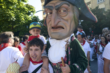 Fotos de la salida de la Comparsa de Gigantes y Cabezudos este 13 de julio de San Fermín 2025 /