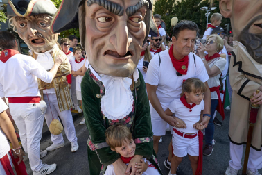 Fotos de la salida de la Comparsa de Gigantes y Cabezudos este 13 de julio de San Fermín 2025 /