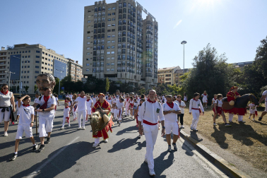 Fotos de la salida de la Comparsa de Gigantes y Cabezudos este 13 de julio de San Fermín 2025 /