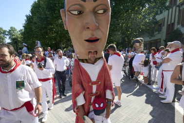 Fotos de la salida de la Comparsa de Gigantes y Cabezudos este 13 de julio de San Fermín 2025 /