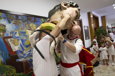 Fotos de la salida de la Comparsa de Gigantes y Cabezudos este 13 de julio de San Fermín 2025 /