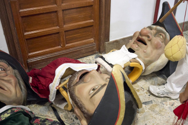 Fotos de la salida de la Comparsa de Gigantes y Cabezudos este 13 de julio de San Fermín 2025 /