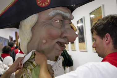 Fotos de la salida de la Comparsa de Gigantes y Cabezudos este 13 de julio de San Fermín 2025 /