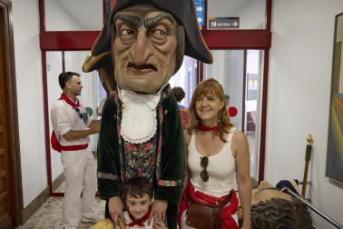Fotos de la salida de la Comparsa de Gigantes y Cabezudos este 13 de julio de San Fermín 2025 /