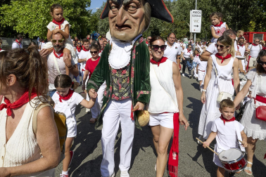 Fotos de la salida de la Comparsa de Gigantes y Cabezudos este 13 de julio de San Fermín 2025 /