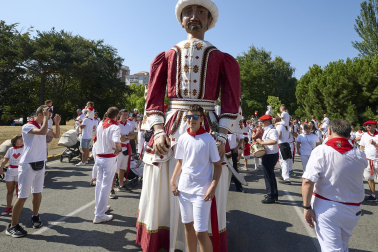 Fotos de la salida de la Comparsa de Gigantes y Cabezudos este 13 de julio de San Fermín 2025 /
