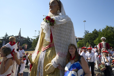 Fotos de la salida de la Comparsa de Gigantes y Cabezudos este 13 de julio de San Fermín 2025 /