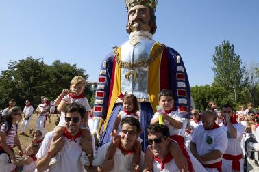 Fotos de la salida de la Comparsa de Gigantes y Cabezudos este 13 de julio de San Fermín 2025 /