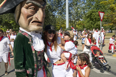 Fotos de la salida de la Comparsa de Gigantes y Cabezudos este 13 de julio de San Fermín 2025 /