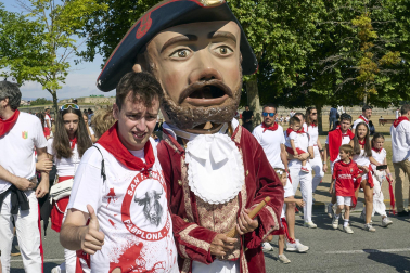 Fotos de la salida de la Comparsa de Gigantes y Cabezudos este 13 de julio de San Fermín 2025 /