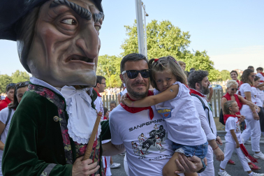 Fotos de la salida de la Comparsa de Gigantes y Cabezudos este 13 de julio de San Fermín 2025 /