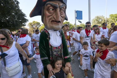 Fotos de la salida de la Comparsa de Gigantes y Cabezudos este 13 de julio de San Fermín 2025 /