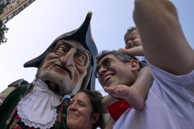 Fotos de la salida de la Comparsa de Gigantes y Cabezudos este 13 de julio de San Fermín 2025 /