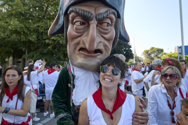 Fotos de la salida de la Comparsa de Gigantes y Cabezudos este 13 de julio de San Fermín 2025 /