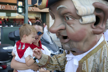 Fotos de la salida de la Comparsa de Gigantes y Cabezudos este 13 de julio de San Fermín 2025 /