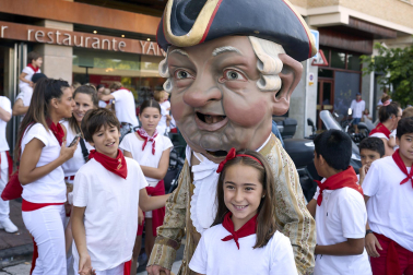 Fotos de la salida de la Comparsa de Gigantes y Cabezudos este 13 de julio de San Fermín 2025 /