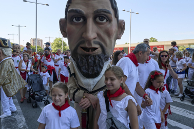 Fotos de la salida de la Comparsa de Gigantes y Cabezudos este 13 de julio de San Fermín 2025 /