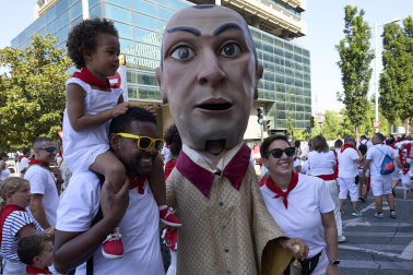 Fotos de la salida de la Comparsa de Gigantes y Cabezudos este 13 de julio de San Fermín 2025 /
